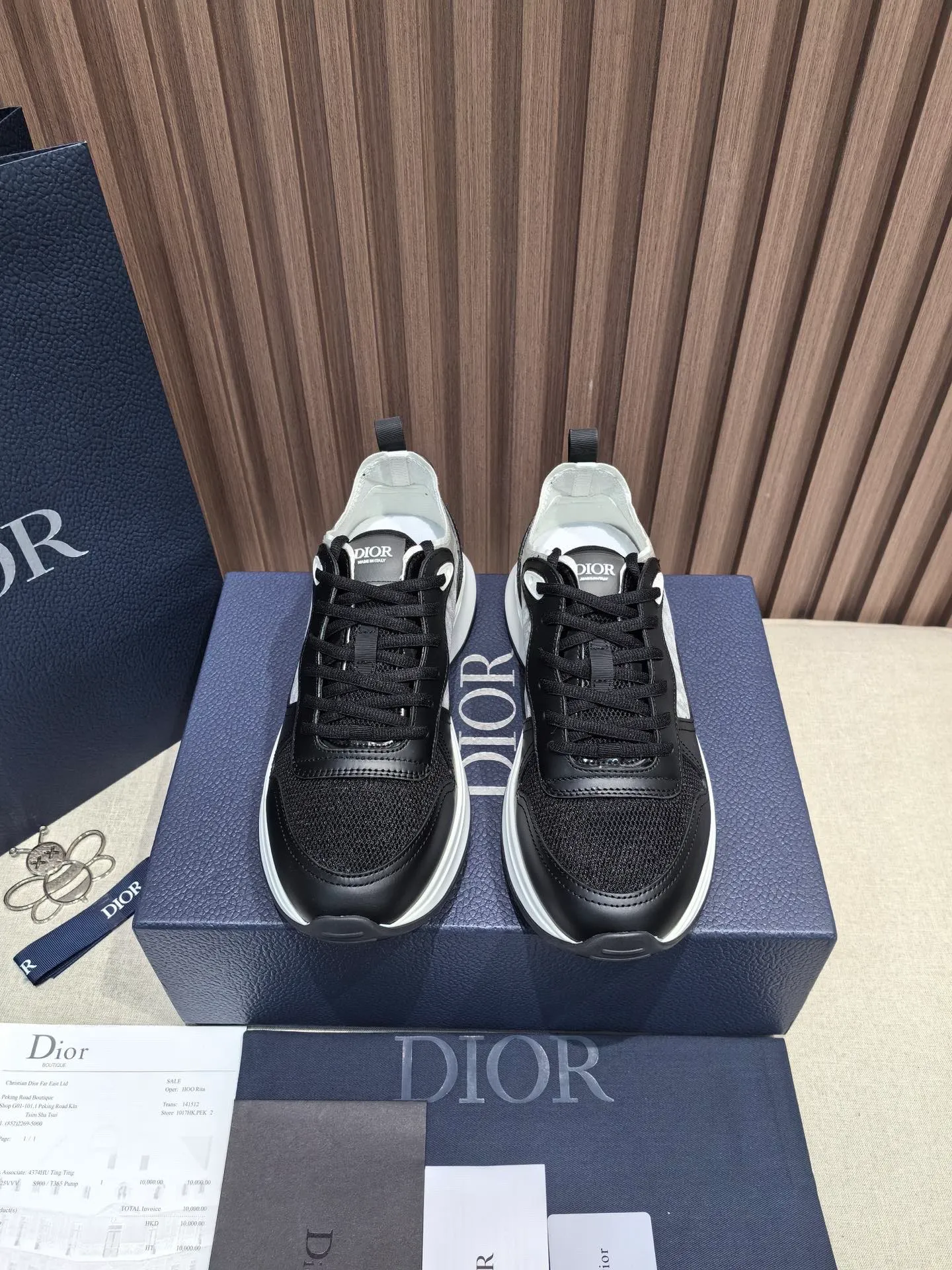 Factory price: 440💰 🔍Top purchasing agent🇮🇹 Dior's super-popular sports shoes, popular for street men, are synchronized with the new product counters. The uppers are made of Italian original imported cowhide and matched with D's customized fabrics. It is a must-have for fashionistas. The complex craftsmanship is perfectly reproduced. Imported soft cowhide foot pads, soles: original soles specially provided by the original factory, exclusive movable molded soles are super comfortable, original factory follow-up goods, 🔍🔍high quality, you can enter and exit the counter at will, welcome to compare, code number 38-45 (46 can be customized and cannot be returned or exchanged)